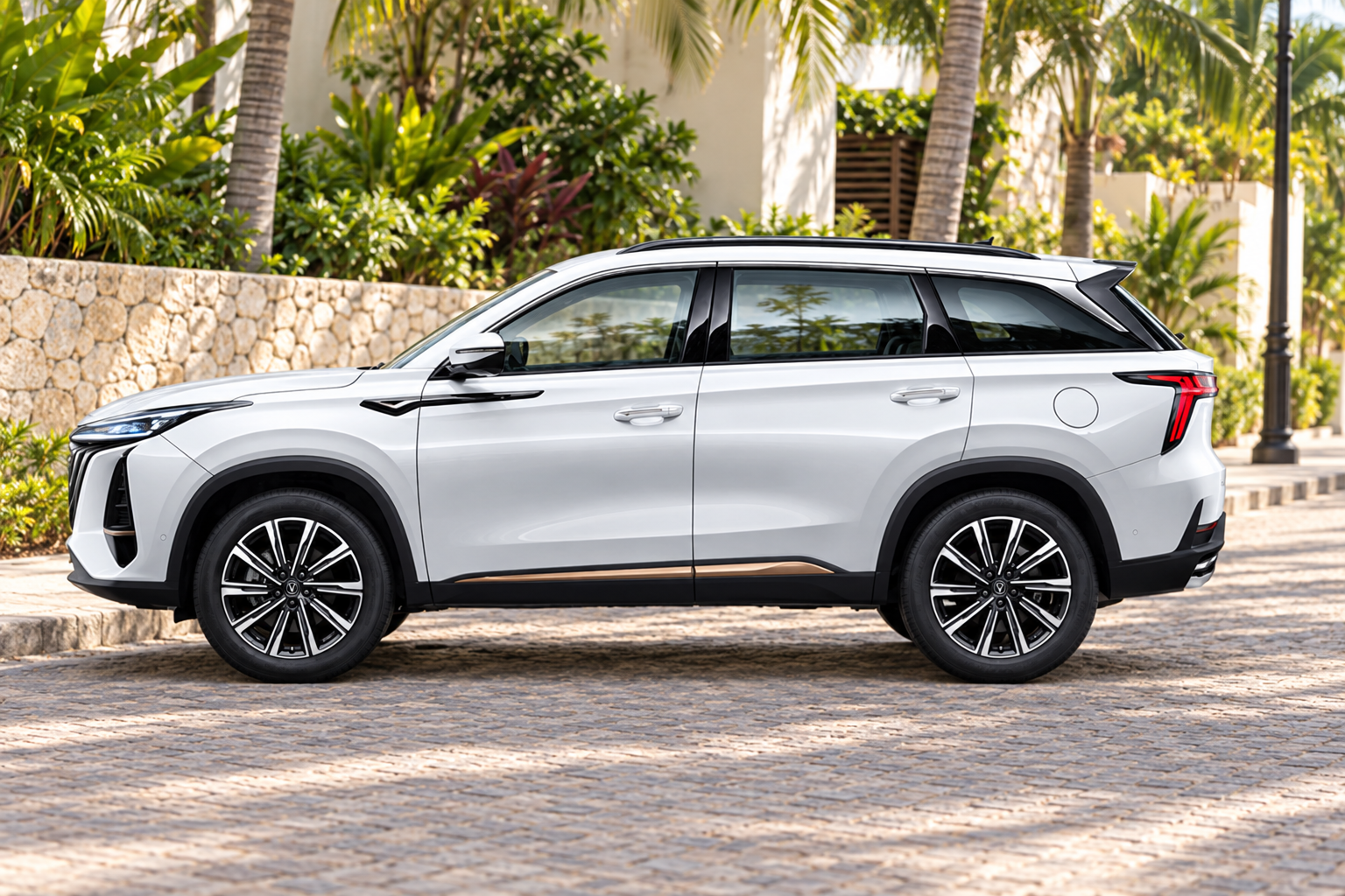 Imagen de referencia del Changan CS75 Plus blanco en un entorno con palmeras